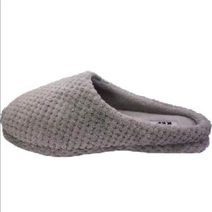 Kef Slippers color Gray size 9-10 NWT